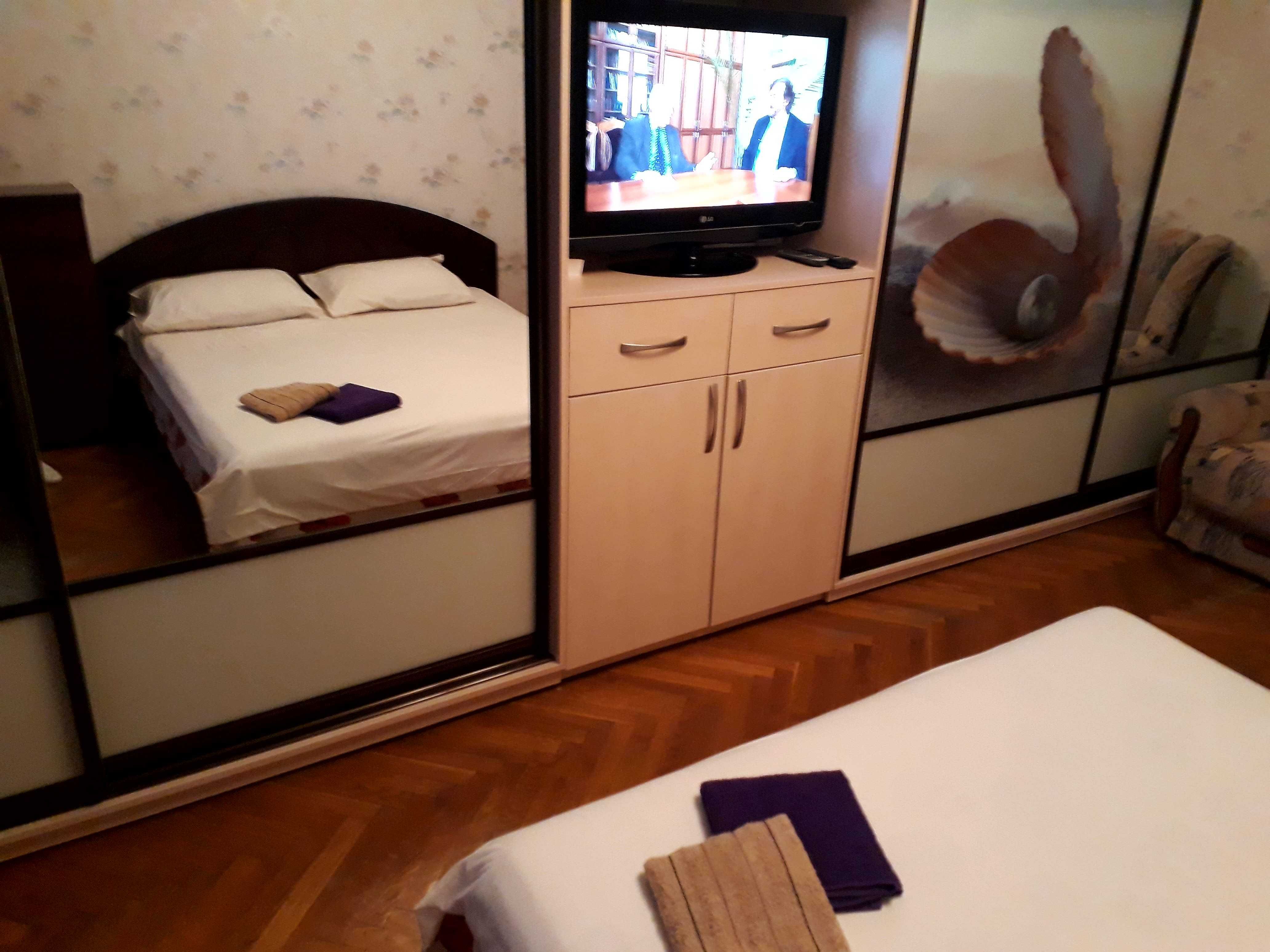 Затишна квартира метро Лівобережна.