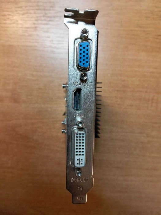 Продам відеокарту NVIDIA GeForce GT 210 — 1GB DDR3 — VGA / DVI / HDMI