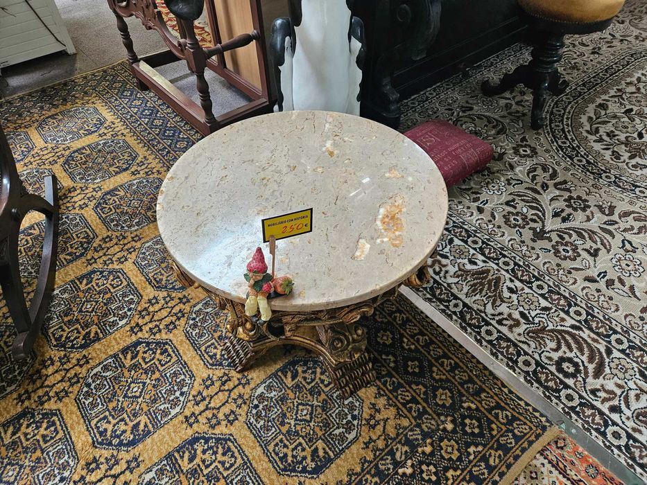 Mesa de centro redonda em madeira trabalhada e tampo em pedra