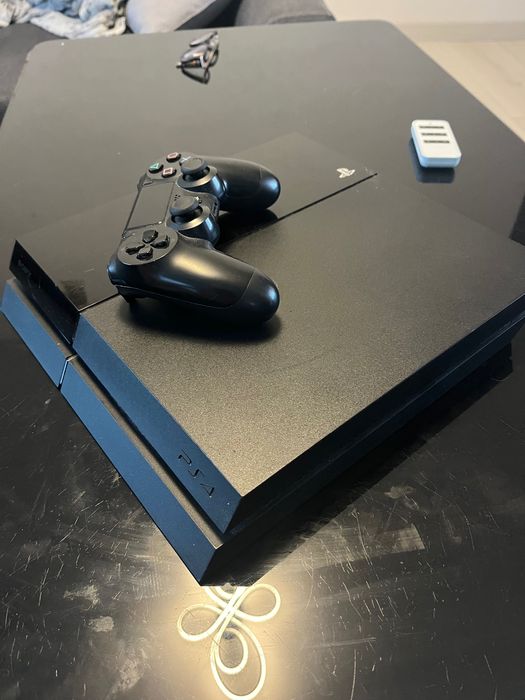 Konsola PlayStation 4, pad karton i okablowanie