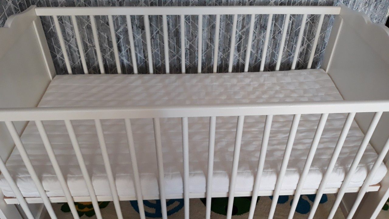 Ліжко  та пеленатор для немовлят  IKEA HENSVIK, 202.485.29. 298.280.90