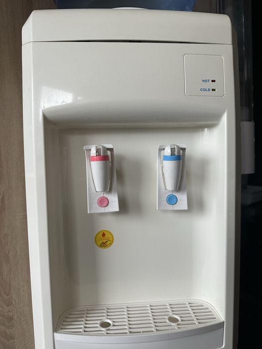 Кулер для води з холодильним відділенням