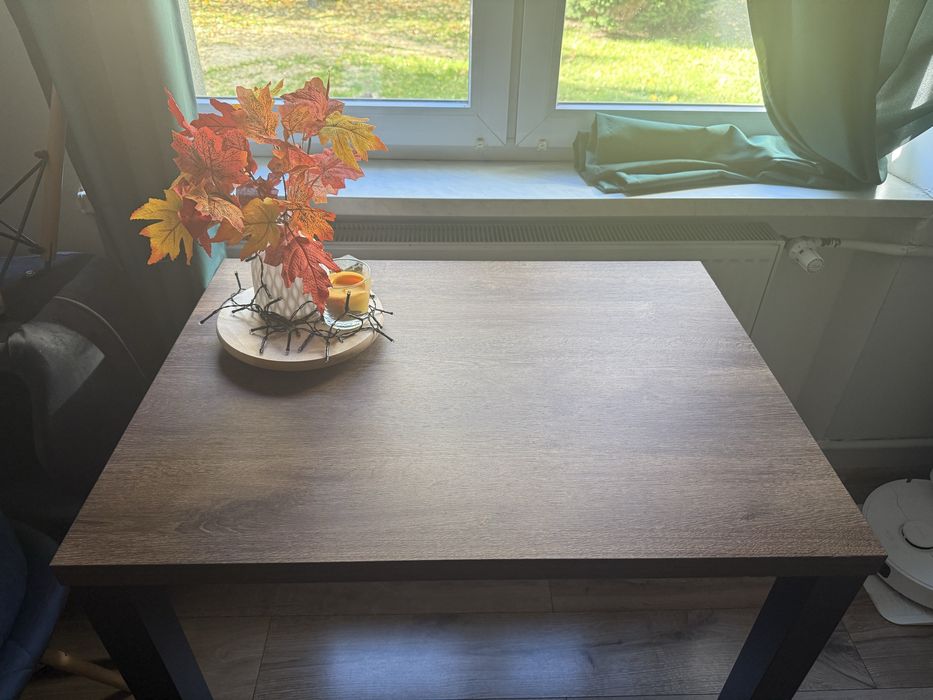 Mały stół stolik do salonu jadalni - 4 osobowy