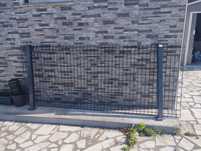 2 gradeamentos e 2 postes