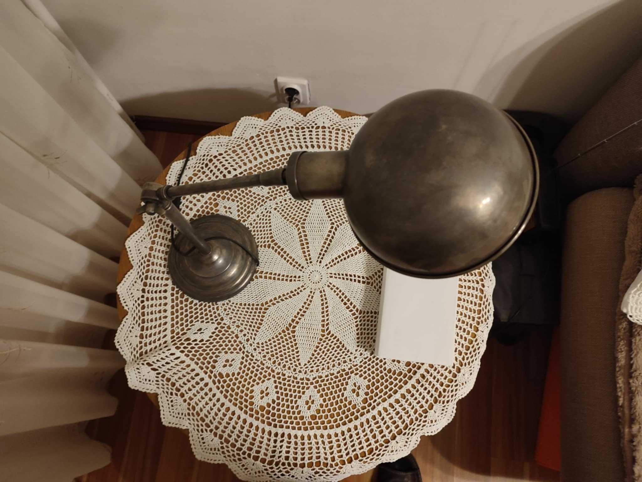 Metalowa lampa biurkowa