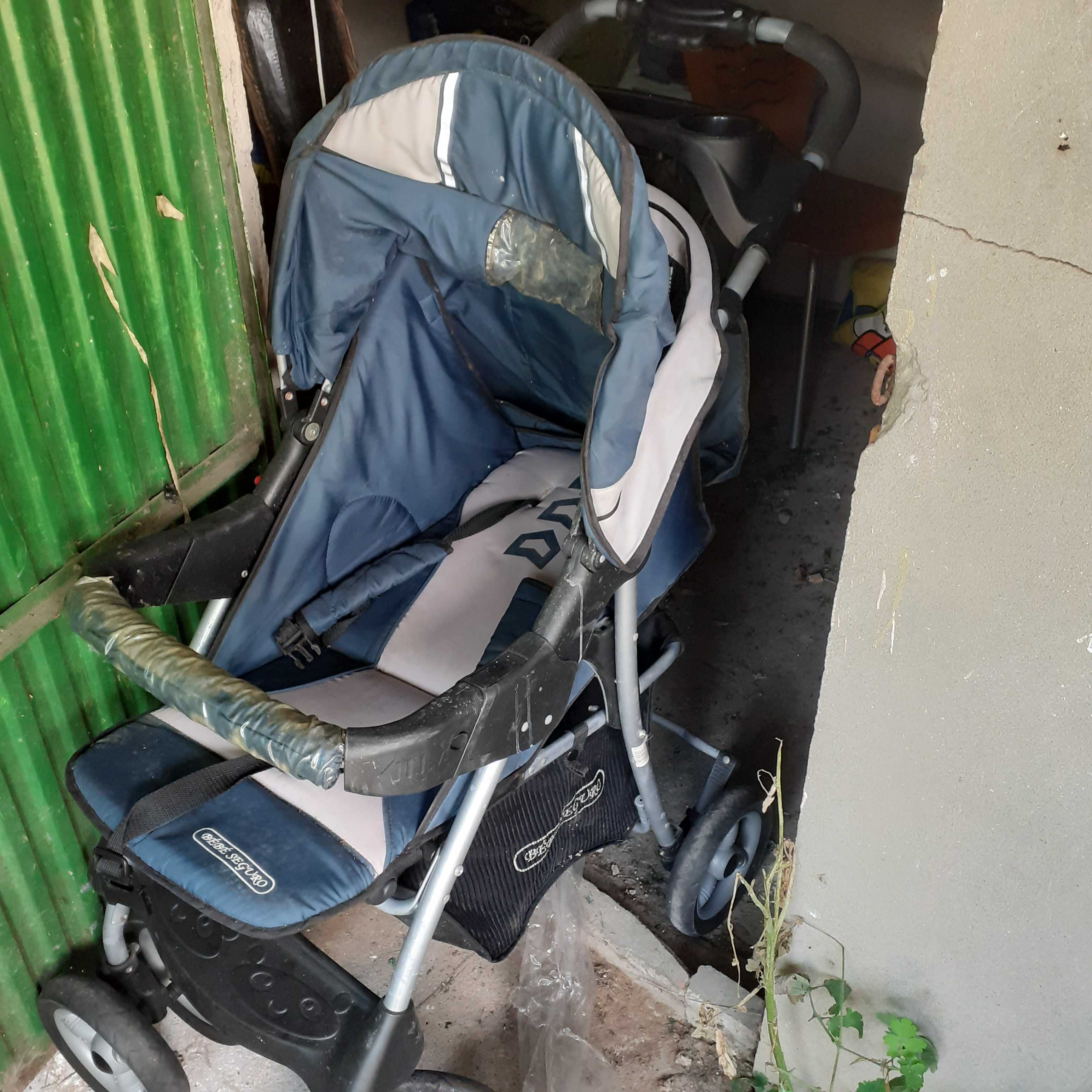 Vendo dois carrinhos e uma cadeira para comer de bebé