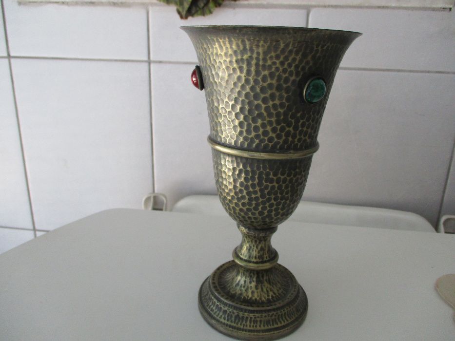 Jarra antiga em latão martelado /estanho? Peça decorativa de mesa 21cm