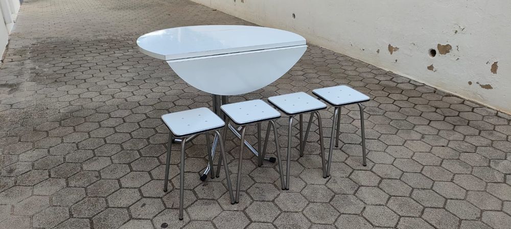 Mesa de cozinha dobrável +4 bancos