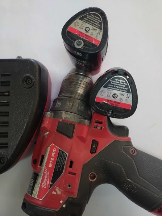 Wiertarko-wkrętarka Milwaukee 12V FPD 2x3,0Ah uszkodzona