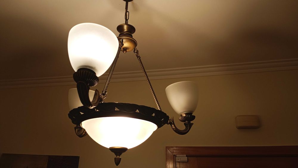 Candeeiros suspensos de estilo clássico em aço e latão envelhecido