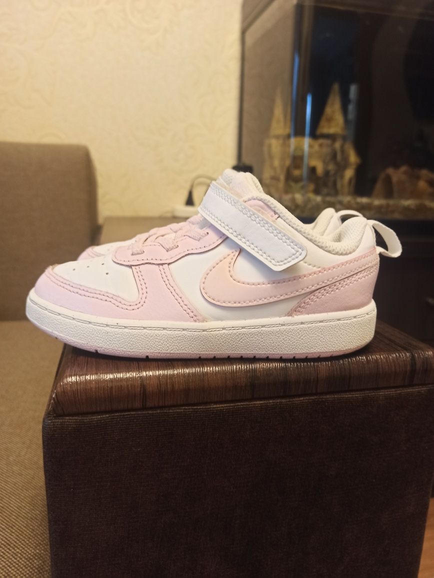Оригінал NIKE Шкіряні  кросівки для дівчинки, 27 розмір, устілка 17.5