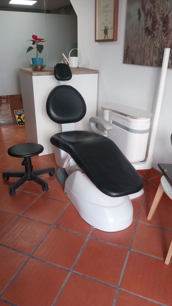 Cadeira de dentária /podologia com lâmpada e braço móvel