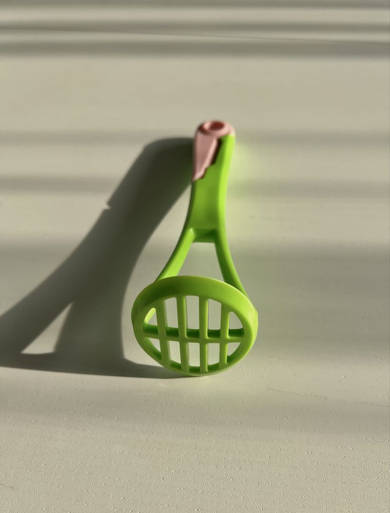 Krajalnica z plastikowym wysuwanym nożykiem do awokado