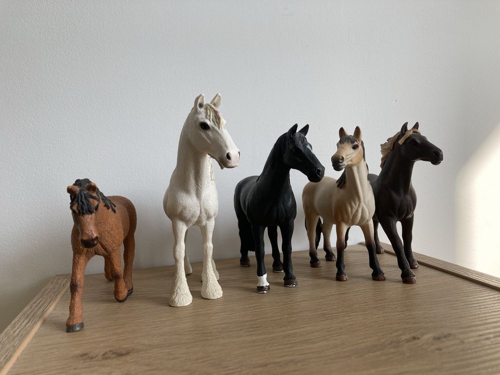 Figurki Koni Schleich + gratis