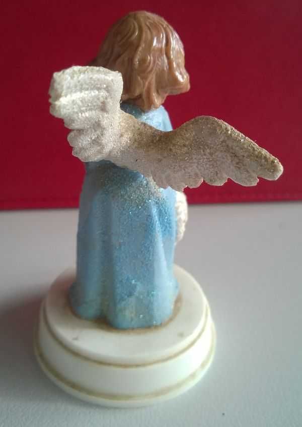 Figurki Aniołków Figurka Aniołek zamknięte oczy trzymający owieczkę8cm