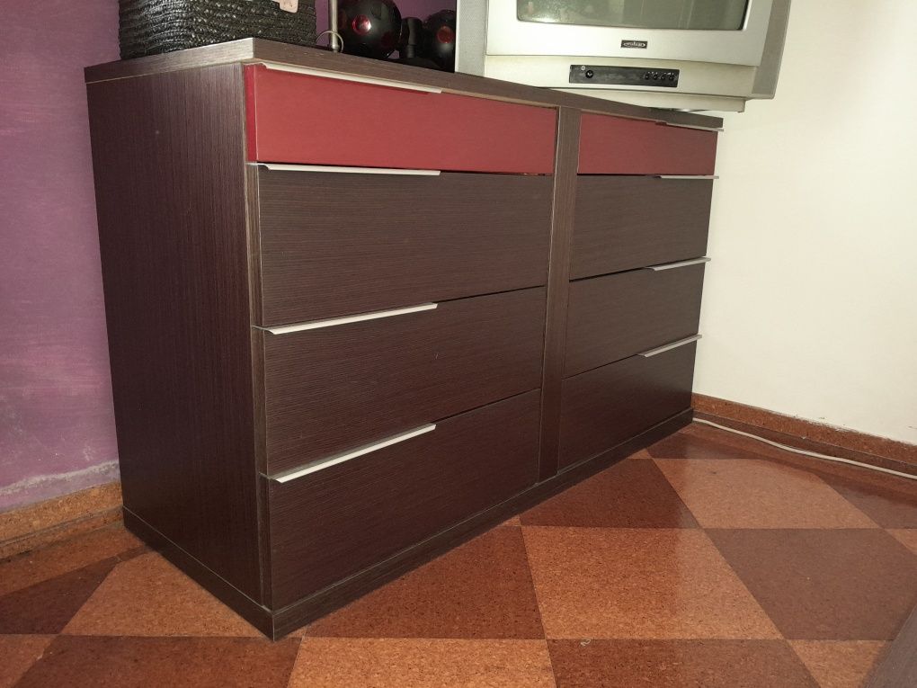 Conjunto de cama em lacado vermelho, com luz branca e negra + cómoda