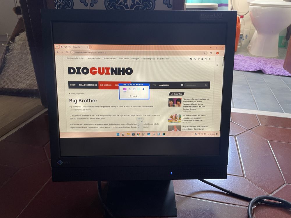 Conjunto dois monitores regulaveis