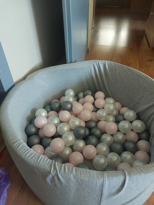 Suchy basen z kulkami