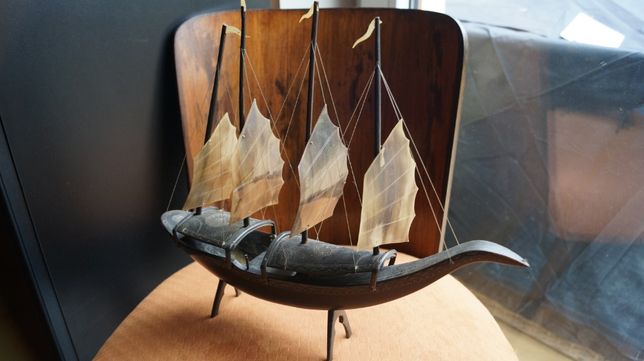 Stara łódź dżonka wykonana z kości (rogu)