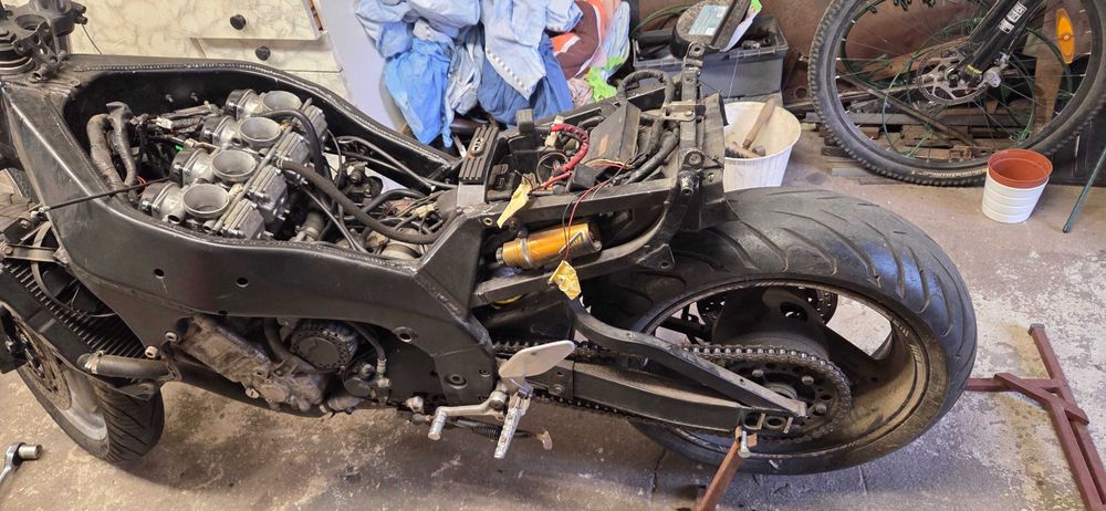 Yamaha na chodzie z dokumentami 750 yzf 1996 rok