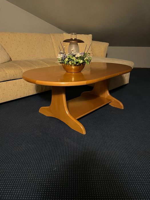 Ława z litego drewna.