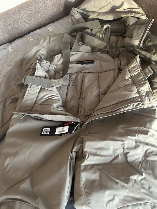 Фірмовий димисисоний костюм