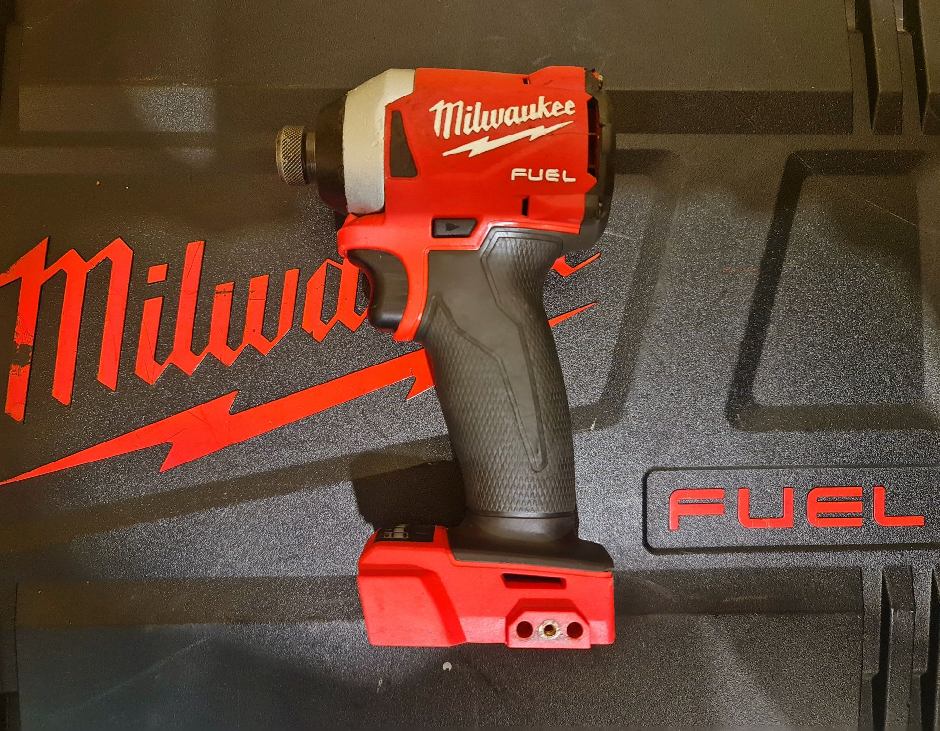 Імпульсний Гвинтоверт Milwaukee 2853-20