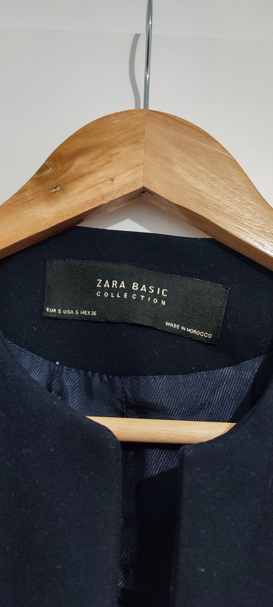 Płaszcz Zara na wiosnę czarny z perłami