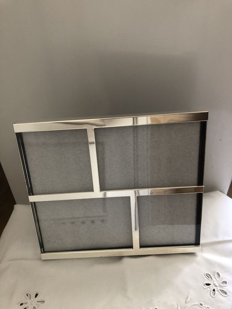 Moldura Metálica Zara para 4 fotografias, para mesa ou parede.