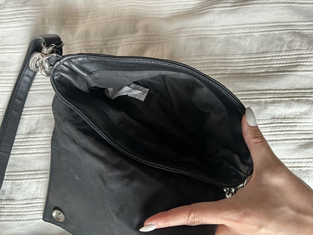 Czarna pikowana torebka na pasku, Stradivarius