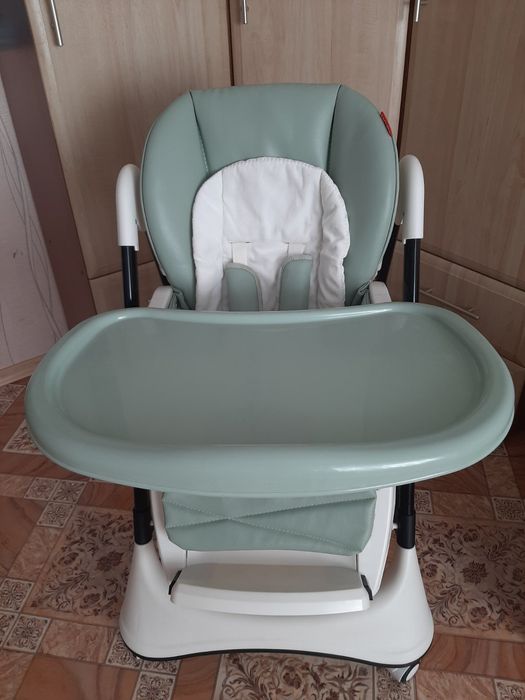 Дитячий столик для годування.