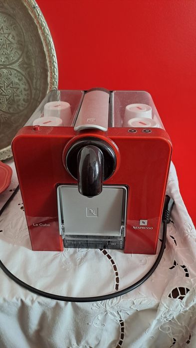 Máquina Nespresso Le Cube como nova