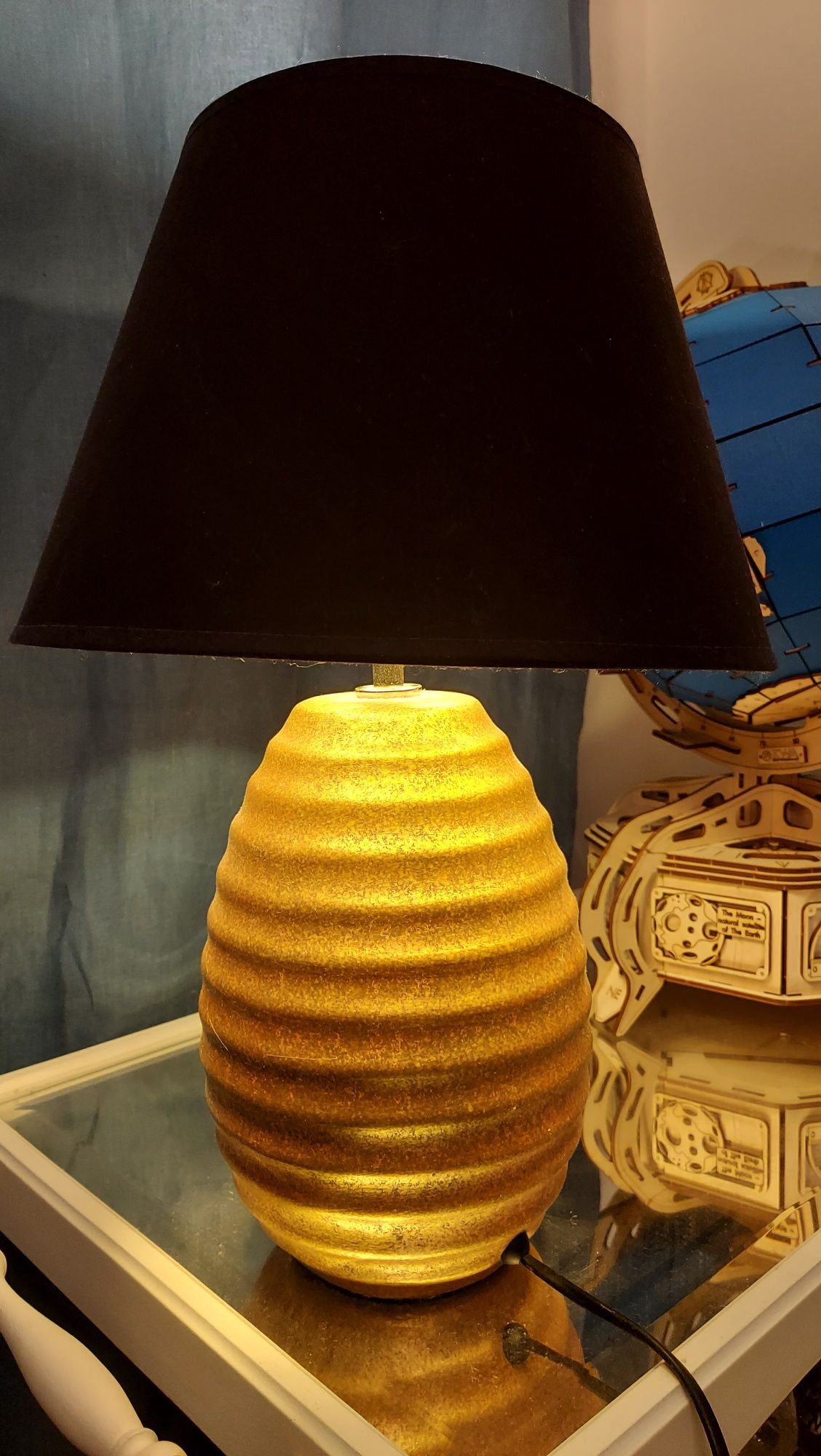 Lampa sypialniana stołowa ceramiczna ze złoto-czarnym kloszem