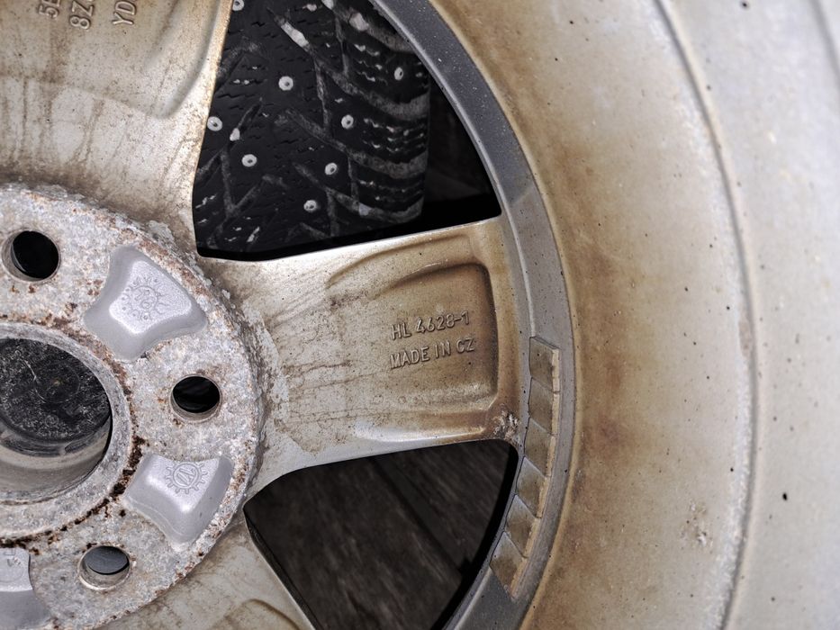 Оригінальні 4 диски б/у з зимовою шипованою резиною Nokian 205/60/R16