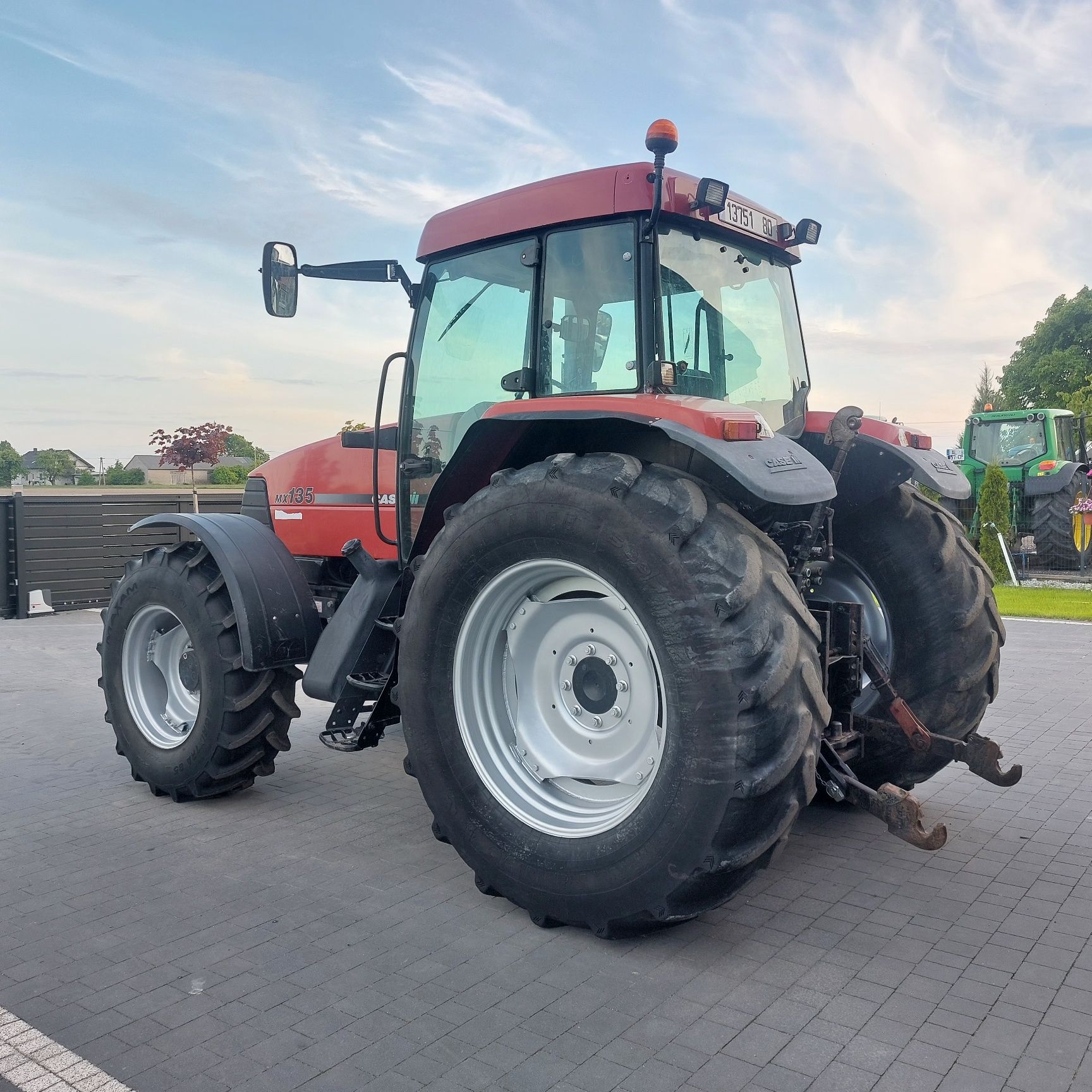 Case MX 135 z tuzem