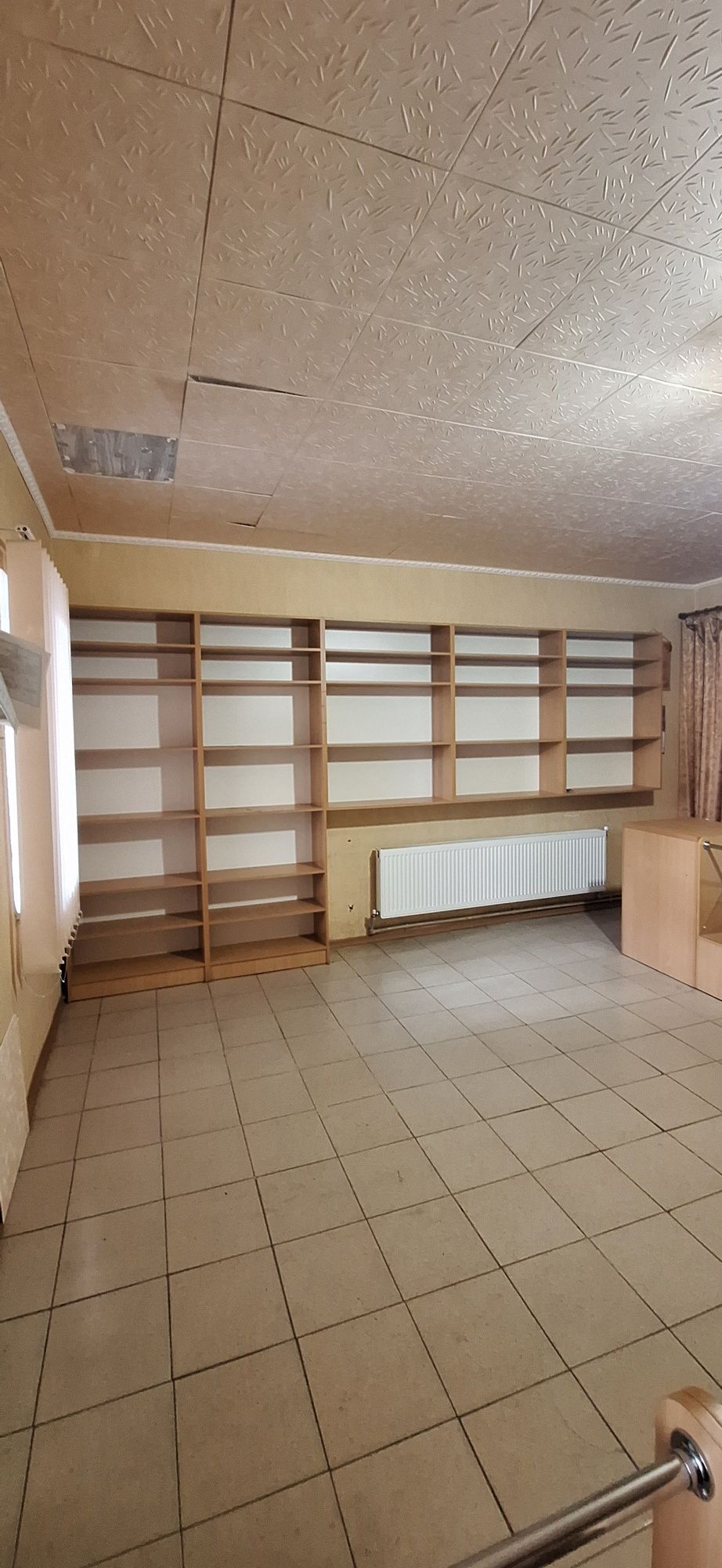 Торгові вітрини та стелажі