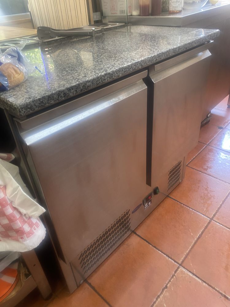 vende doner kebab e restaurante no coração do Cacem (perto da estação)