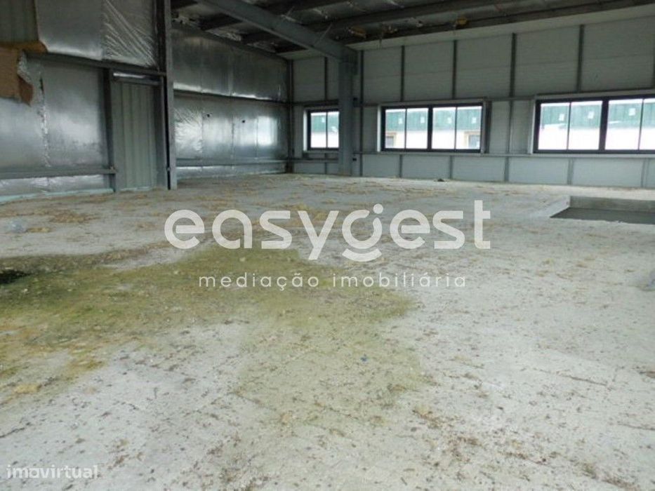 Lote industrial com construção