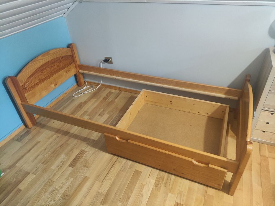 Łóżko sosnowe z szufladą sosnową na kółkach