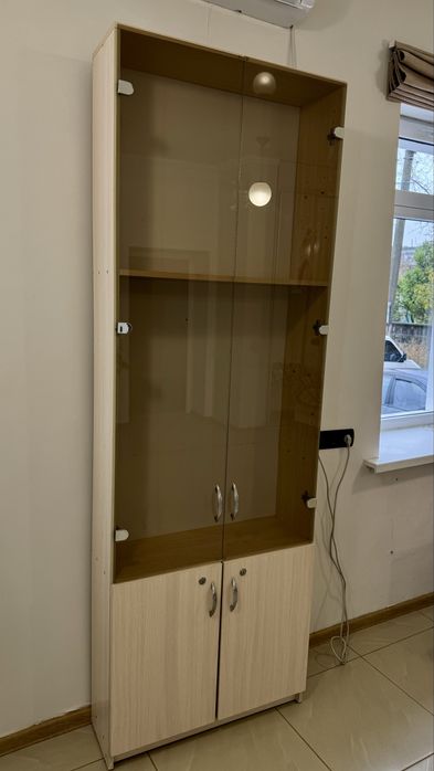 Скляна вітрина(шкаф)для салону краси,магазину