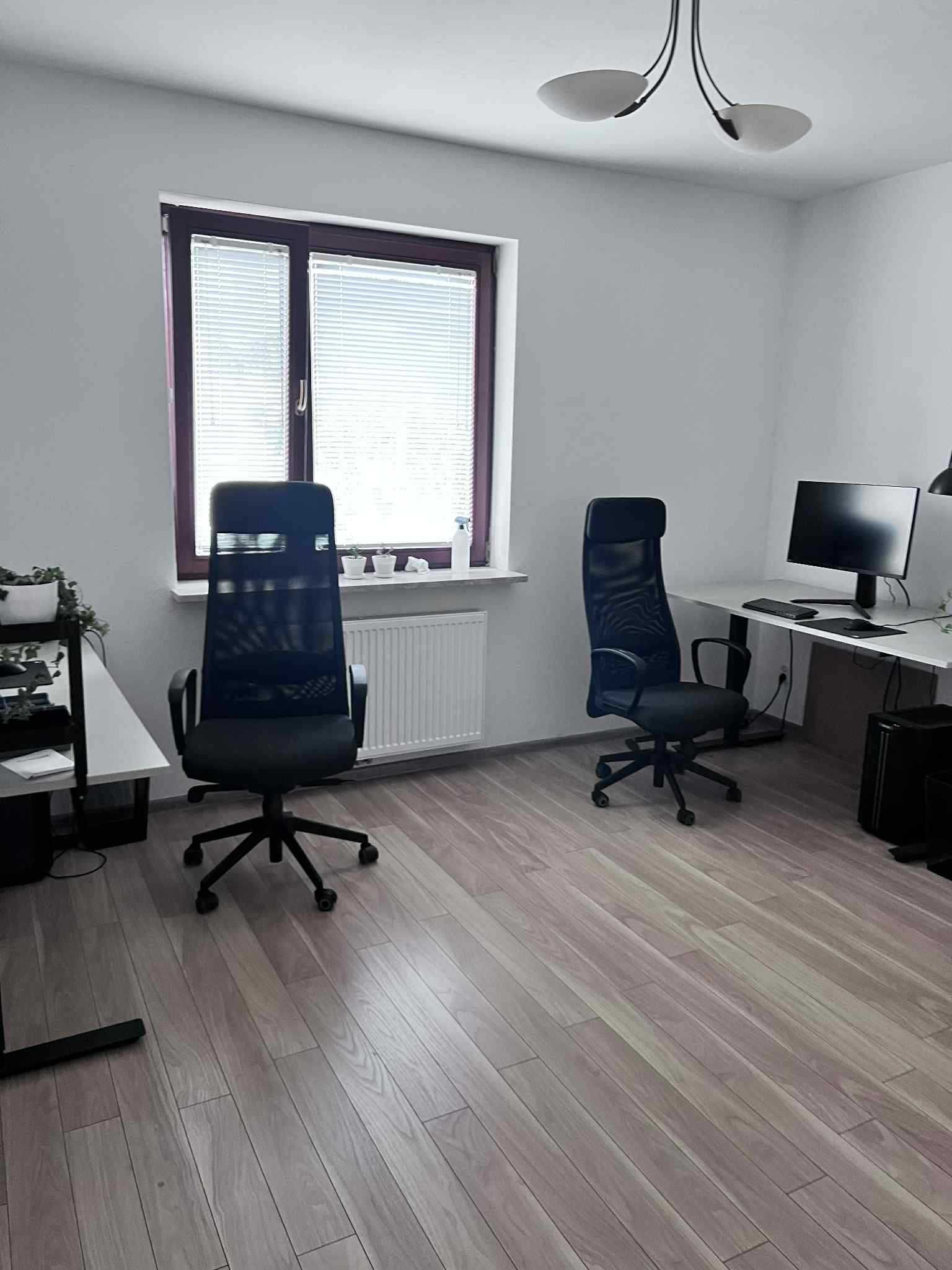 Biurko TROTTEN regulowane + MARKUS + listwa USB - likwidacja biura