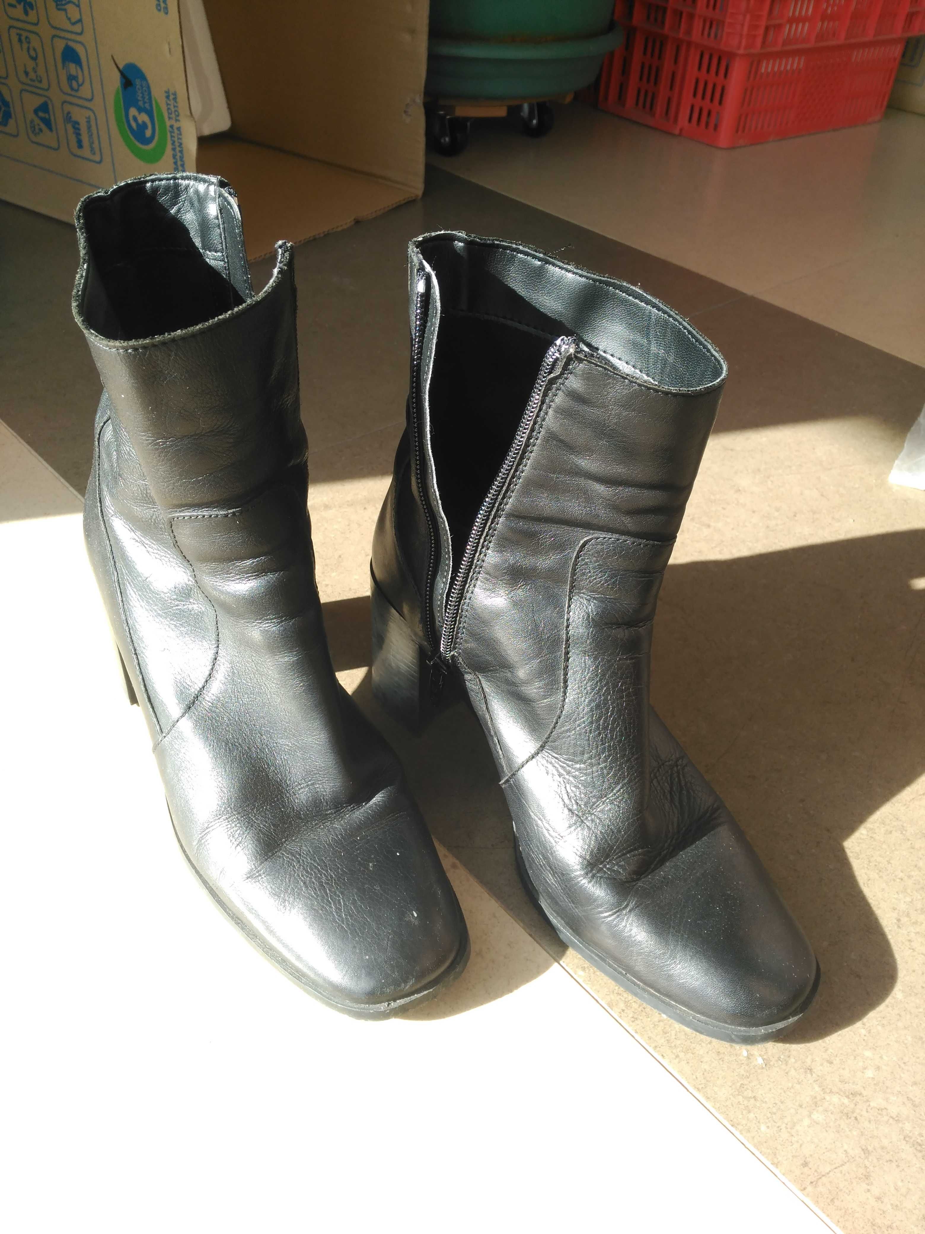 Botas pretas em pele da Zara 37