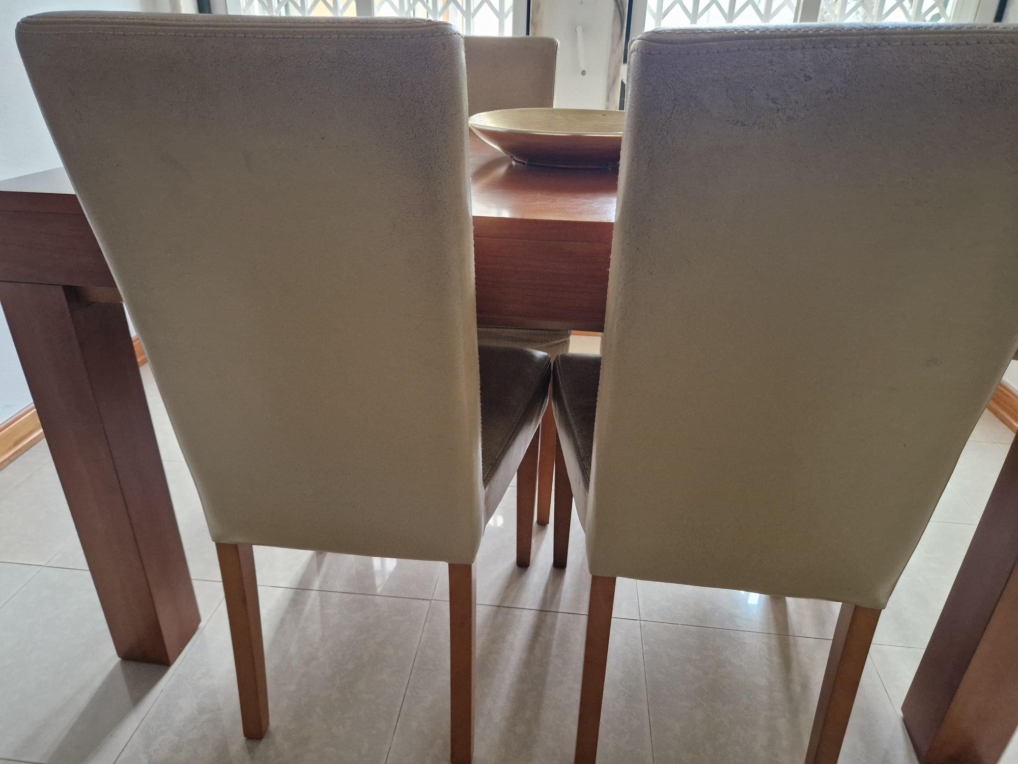 Conjunto de 4 cadeiras - em pele com madeira maciça