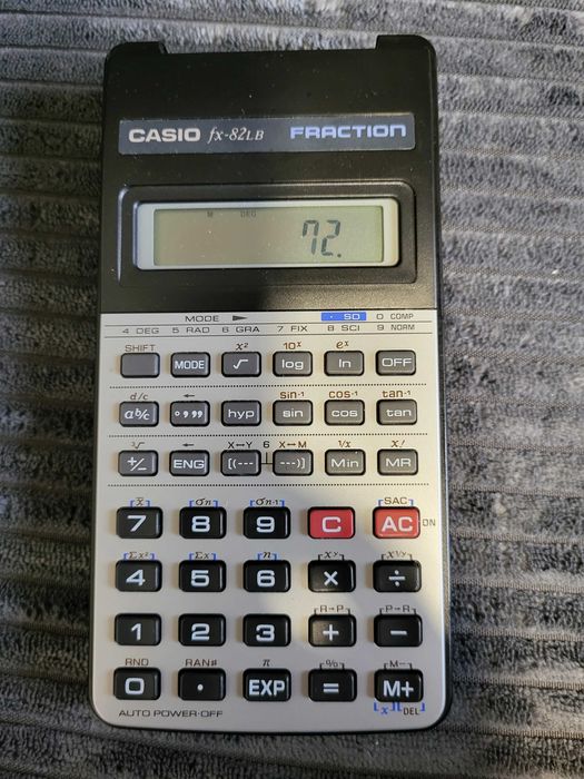 Kalkulator naukowy firmy Casio, model: fx-82LB