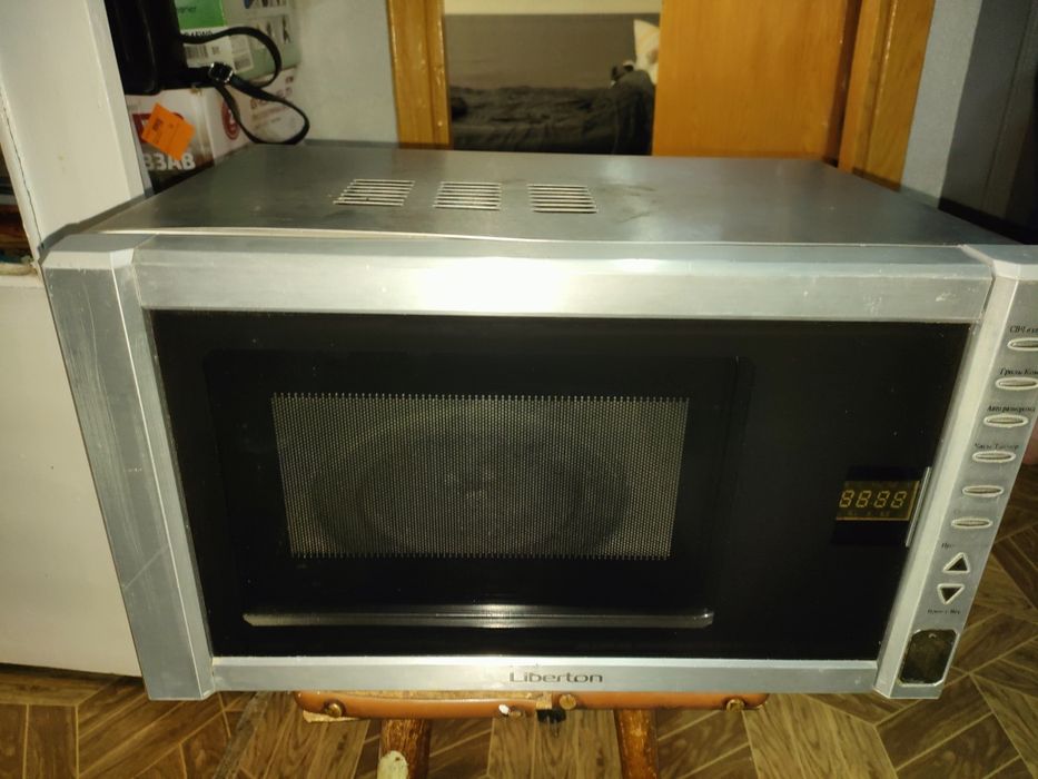 Мікрохвильова піч Liberton під відновлення