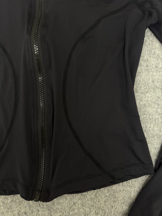 Спортивний топ з розрізами для пальчиків