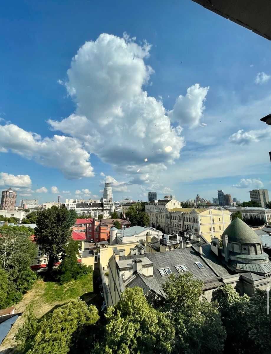 Просторная 3-комнатная квартира в центре Киева — ул. Шелковичная, 20