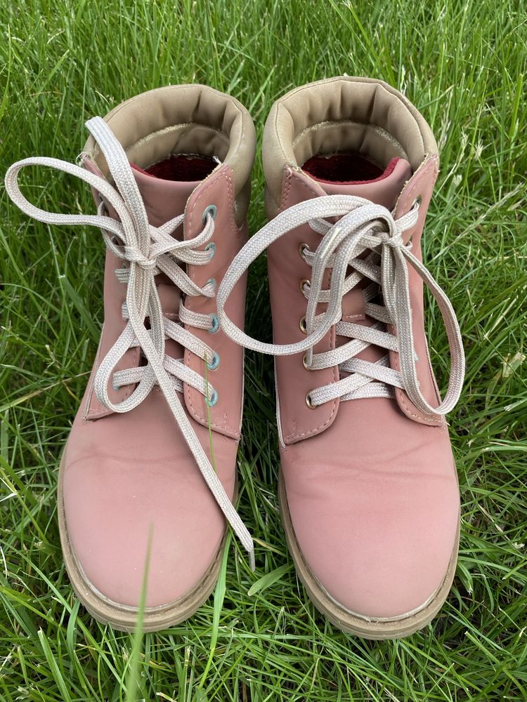 Взуття на дівчинку