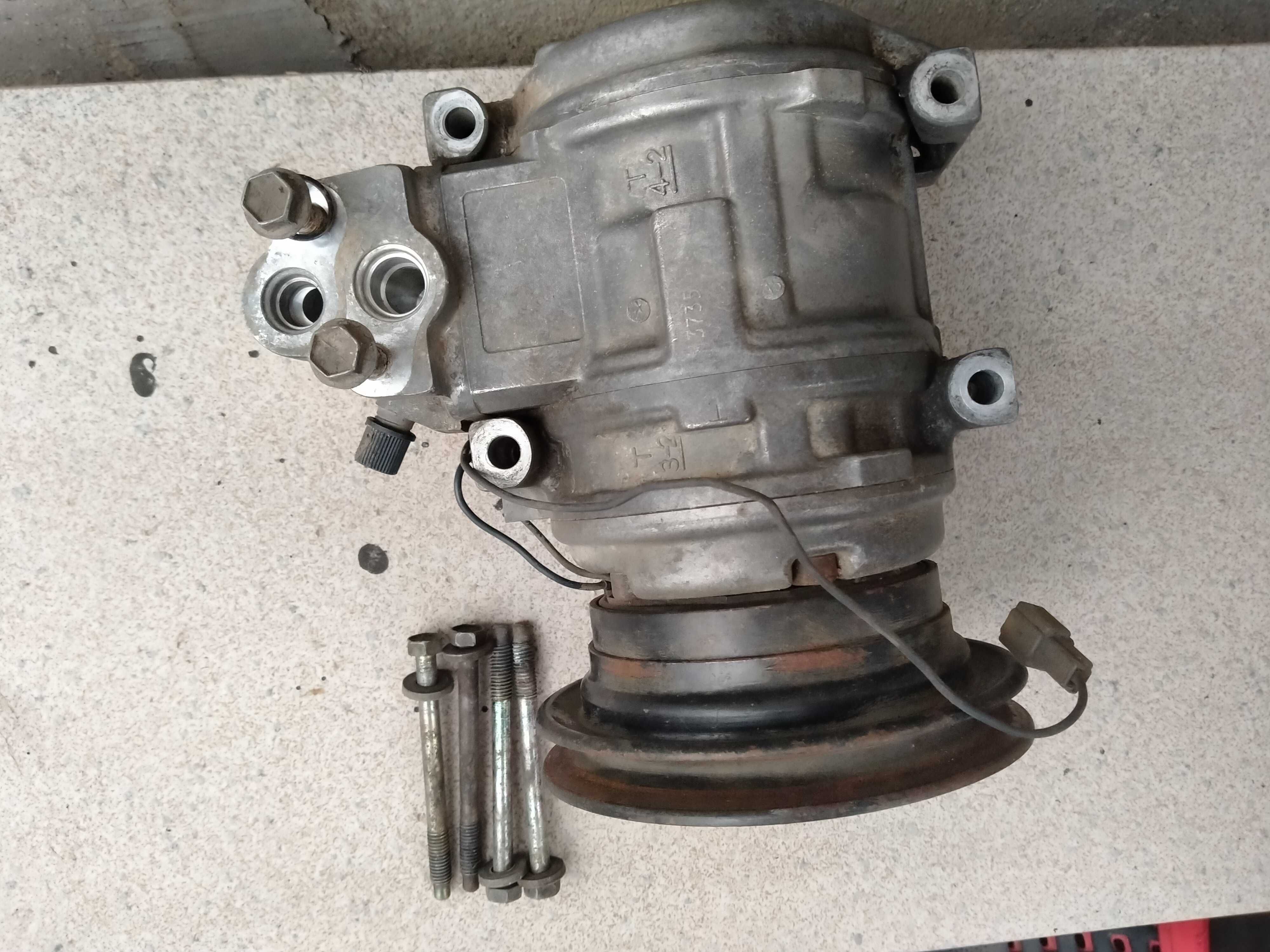 Компрессор кондиционера Mitsubishi Pajero 1,2