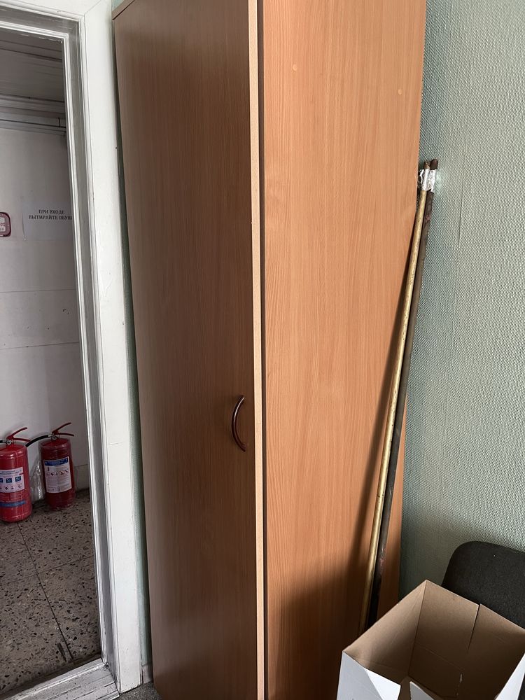 Столи письмові та інші меблі